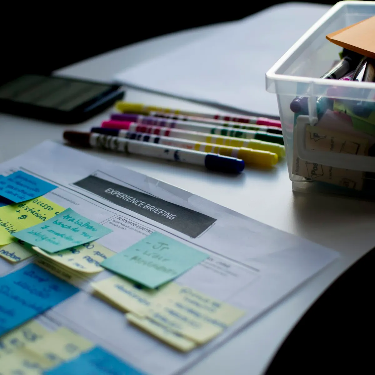 Post-it e appunti di pianificazione su una scrivania
