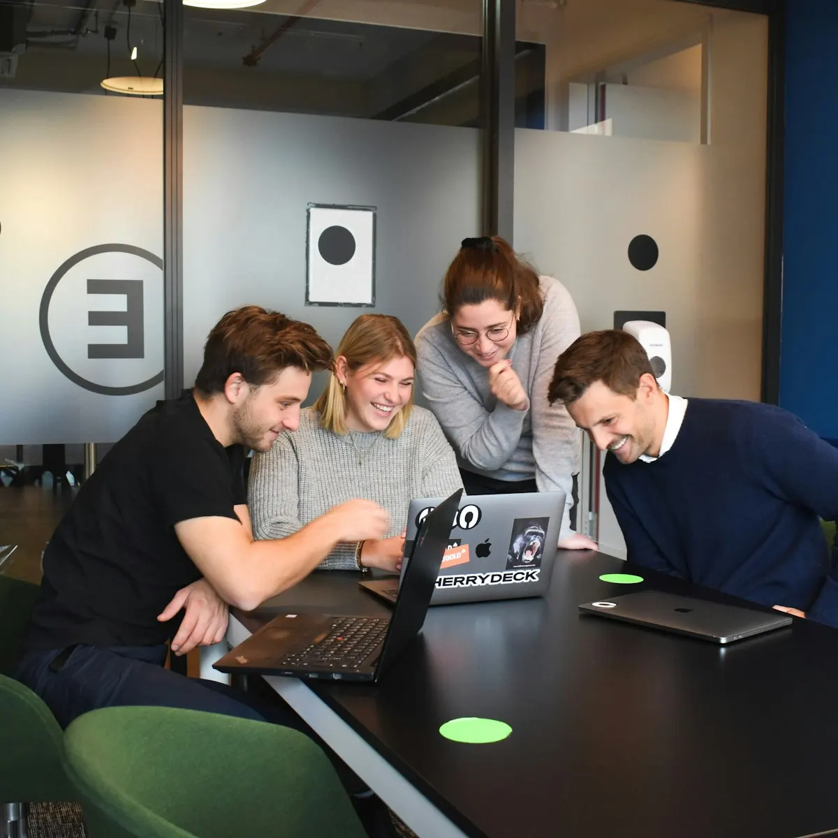 Team al lavoro su computer in un ufficio