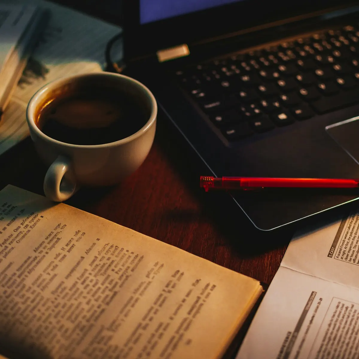 Scrivania con laptop e taccuino