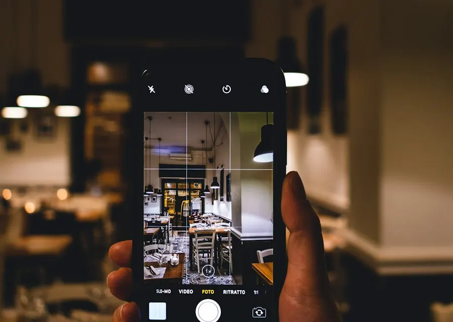 Contenuto girato con lo smartphone in un locale per i social